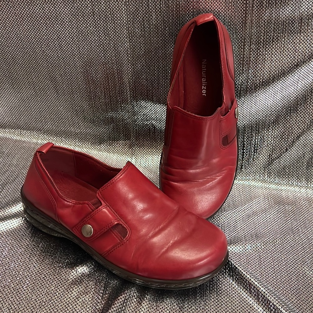 New Naturalizer Woman’s Red Leather Loafers 👞size 7W beautiful high quality🙃👍